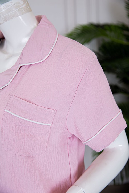 بيجاما نسائية قطعتين لون وردي بلوزة بياقة مطوية و بجيب و أزرار من الأمام مع بنطلون طويل