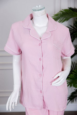 بيجاما نسائية قطعتين لون وردي بلوزة بياقة مطوية و بجيب و أزرار من الأمام مع بنطلون طويل