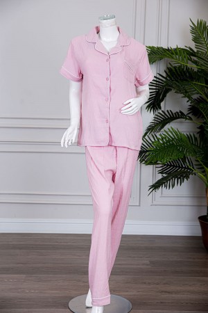 بيجاما نسائية قطعتين لون وردي بلوزة بياقة مطوية و بجيب و أزرار من الأمام مع بنطلون طويل