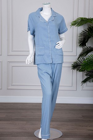 بيجاما نسائية قطعتين لون سماوي بلوزة بياقة مطوية و بجيوب و أزرار من الأمام مع بنطلون طويل