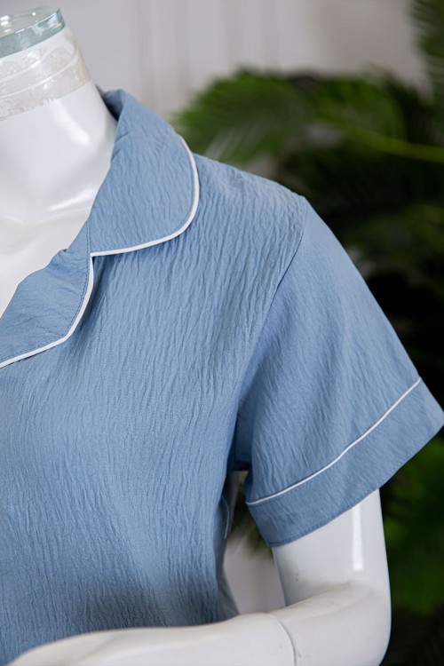 بيجاما نسائية قطعتين لون سماوي بلوزة بياقة مطوية و بجيوب و أزرار من الأمام مع بنطلون طويل