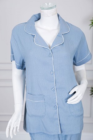 بيجاما نسائية قطعتين لون سماوي بلوزة بياقة مطوية و بجيوب و أزرار من الأمام مع بنطلون طويل