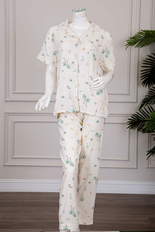 بيجاما نسائية قطعتين لون بيج مزينة برسومات بلوزة بياقة مطوية و بجيب و أزرار من الأمام مع بنطلون طويل