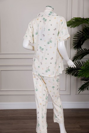 بيجاما نسائية قطعتين لون بيج مزينة برسومات بلوزة بياقة مطوية و بجيب و أزرار من الأمام مع بنطلون طويل