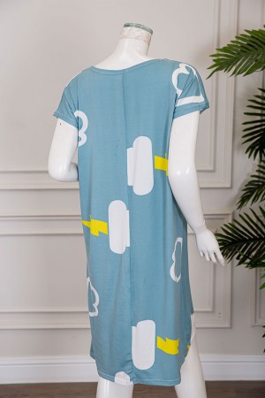 قميص نسائي قصير لون سماوي بياقة دائرية مزين برسومات و بأكمام قصيرة 