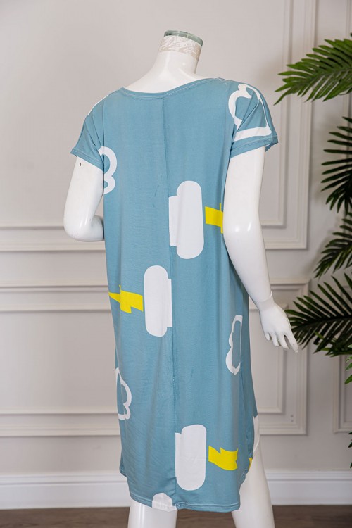 قميص نسائي قصير لون سماوي بياقة دائرية مزين برسومات و بأكمام قصيرة