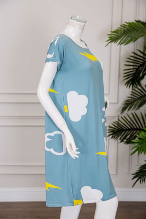 قميص نسائي قصير لون سماوي بياقة دائرية مزين برسومات و بأكمام قصيرة