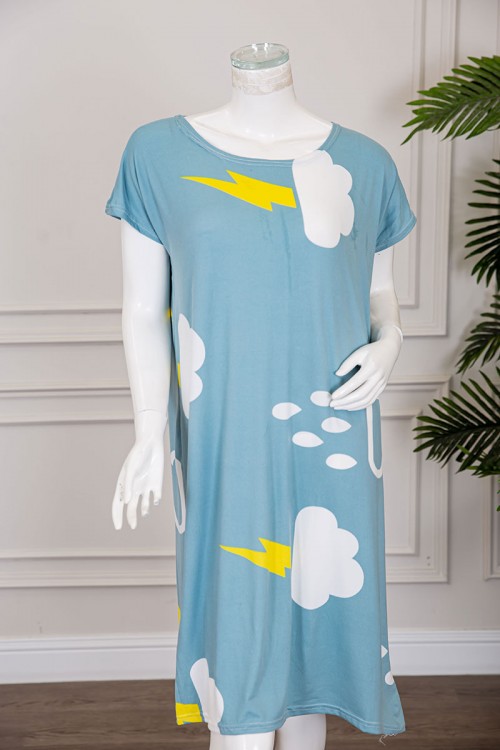 قميص نسائي قصير لون سماوي بياقة دائرية مزين برسومات و بأكمام قصيرة