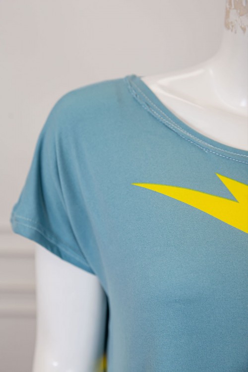 قميص نسائي قصير لون سماوي بياقة دائرية مزين برسومات و بأكمام قصيرة