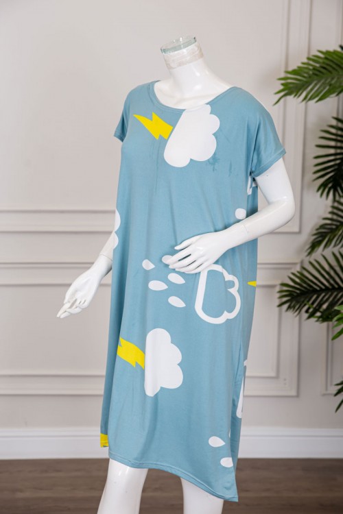 قميص نسائي قصير لون سماوي بياقة دائرية مزين برسومات و بأكمام قصيرة