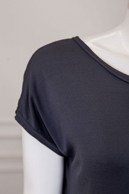 قميص نسائي قصير متعدد الألوان بياقة دائرية و بأكمام قصيرة