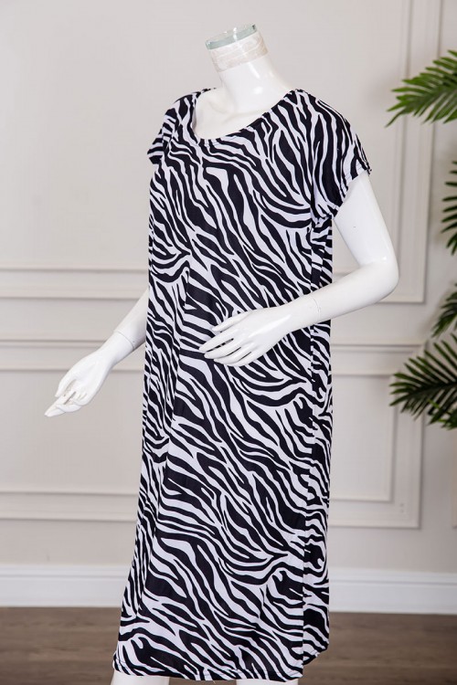 قميص نسائي قصير لون أبيض مخطط باللون الأسود بياقة دائرية و بأكمام قصيرة