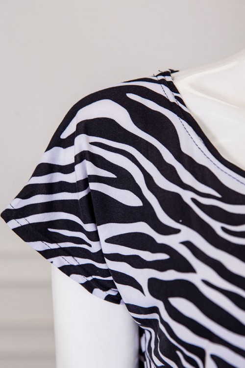 قميص نسائي قصير لون أبيض مخطط باللون الأسود بياقة دائرية و بأكمام قصيرة