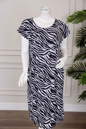 قميص نسائي قصير لون أبيض مخطط باللون الأسود بياقة دائرية و بأكمام قصيرة 