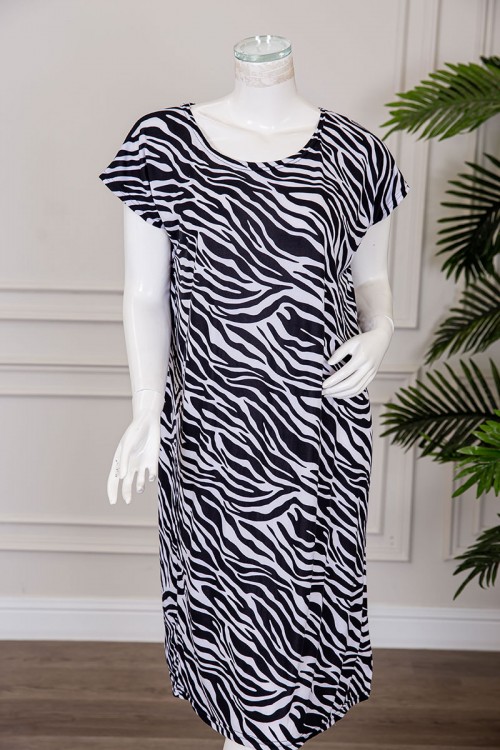 قميص نسائي قصير لون أبيض مخطط باللون الأسود بياقة دائرية و بأكمام قصيرة