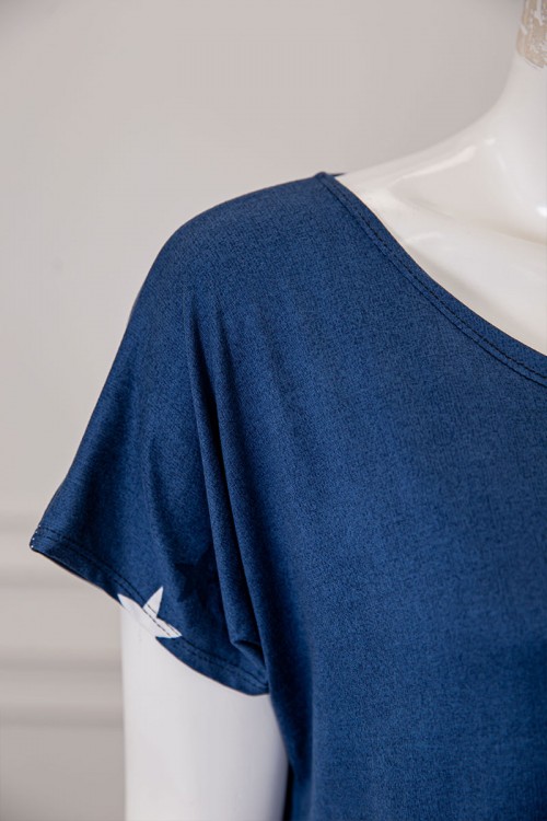 قميص نسائي قصير لون كحلي بياقة دائرية مزين برسومات و بأكمام قصيرة