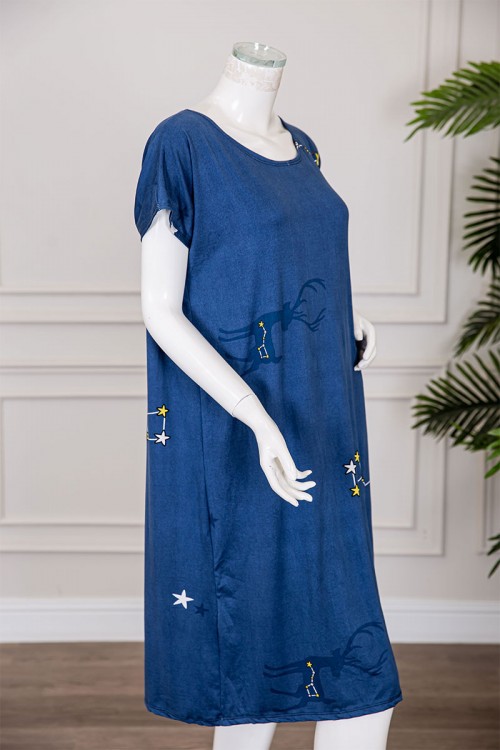 قميص نسائي قصير لون كحلي بياقة دائرية مزين برسومات و بأكمام قصيرة