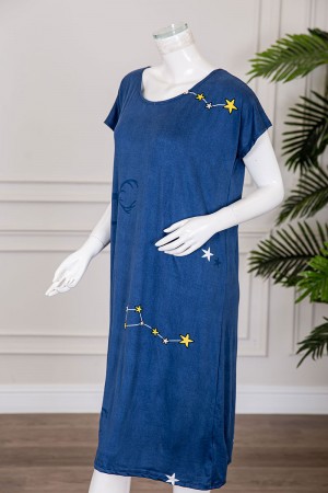 قميص نسائي قصير لون كحلي بياقة دائرية مزين برسومات و بأكمام قصيرة 