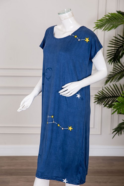 قميص نسائي قصير لون كحلي بياقة دائرية مزين برسومات و بأكمام قصيرة