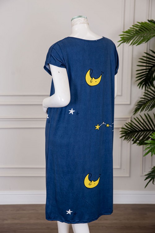 قميص نسائي قصير لون كحلي بياقة دائرية مزين برسومات و بأكمام قصيرة