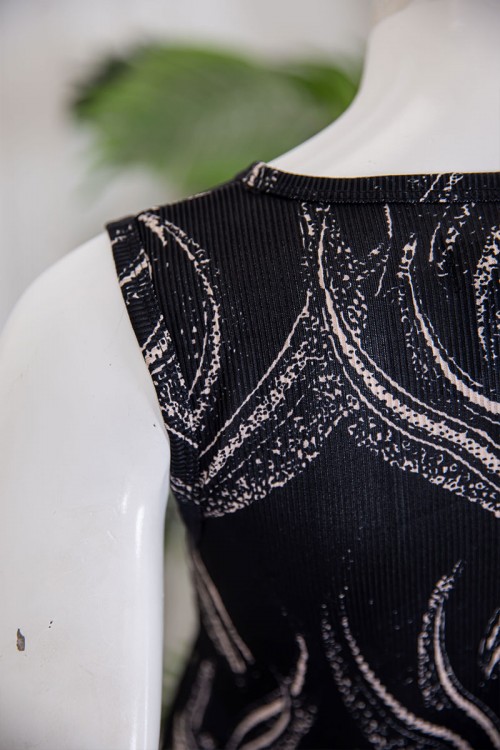 قميص نسائي قصير لون أسود مزين برسومات باللون البيج ياقة دائرية و بدون أكمام