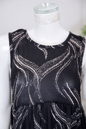 قميص نسائي قصير لون أسود مزين برسومات باللون البيج ياقة دائرية و بدون أكمام