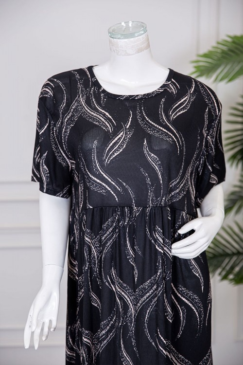 قميص نسائي قصير لون أسود قصة كلوش مزين برسومات باللون البيج ياقة دائرية و بأكمام قصيرة