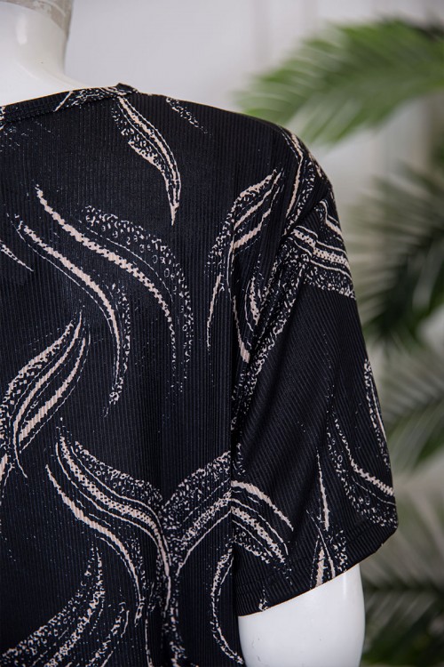 قميص نسائي قصير لون أسود قصة كلوش مزين برسومات باللون البيج ياقة دائرية و بأكمام قصيرة