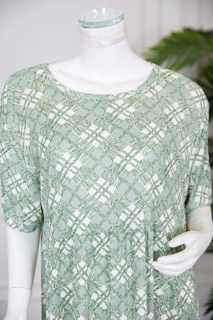 قميص نسائي قصير لون تفاحي قصة كلوش مزين بخطوط و أشكال ياقة دائرية و بأكمام قصيرة