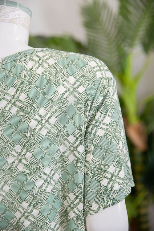 قميص نسائي قصير لون تفاحي قصة كلوش مزين بخطوط و أشكال ياقة دائرية و بأكمام قصيرة