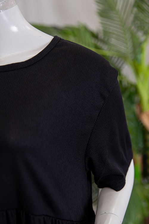 قميص نسائي قصير لون أسود قصة كلوش ياقة دائرية و بأكمام قصيرة