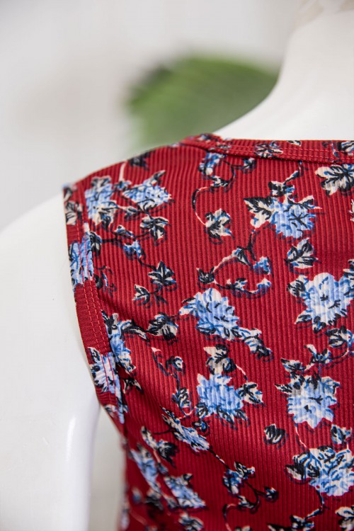 قميص نسائي قصير لون أحمر مزين برسومات ياقة دائرية و بدون أكمام