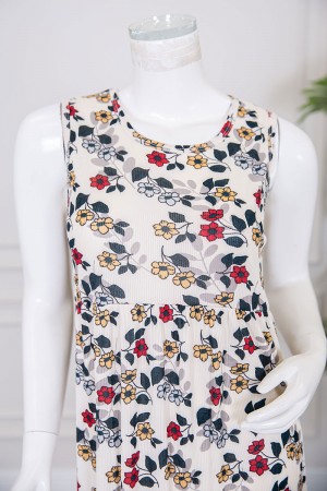 قميص نسائي قصير لون بيج مزين بالورود الملونة ياقة دائرية و بدون أكمام