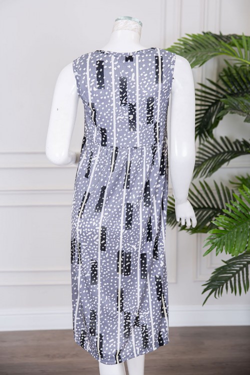 قميص نسائي قصير لون رمادي مزين بخطوط و أشكال ياقة دائرية و بدون أكمام