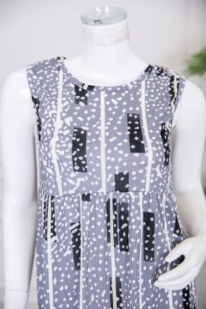 قميص نسائي قصير لون رمادي مزين بخطوط و أشكال ياقة دائرية و بدون أكمام