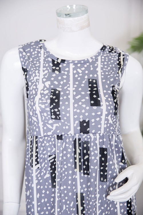 قميص نسائي قصير لون رمادي مزين بخطوط و أشكال ياقة دائرية و بدون أكمام