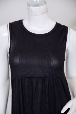 قميص نسائي قصير لون أسود بياقة دائرية و بدون أكمام