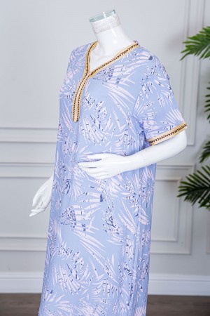 قميص نسائي طويل لون سماوي مزين بنقوش و بكلفة مطرزة في الياقة و الأكمام