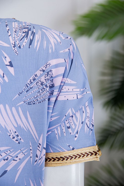 قميص نسائي طويل لون سماوي مزين بنقوش و بكلفة مطرزة في الياقة و الأكمام