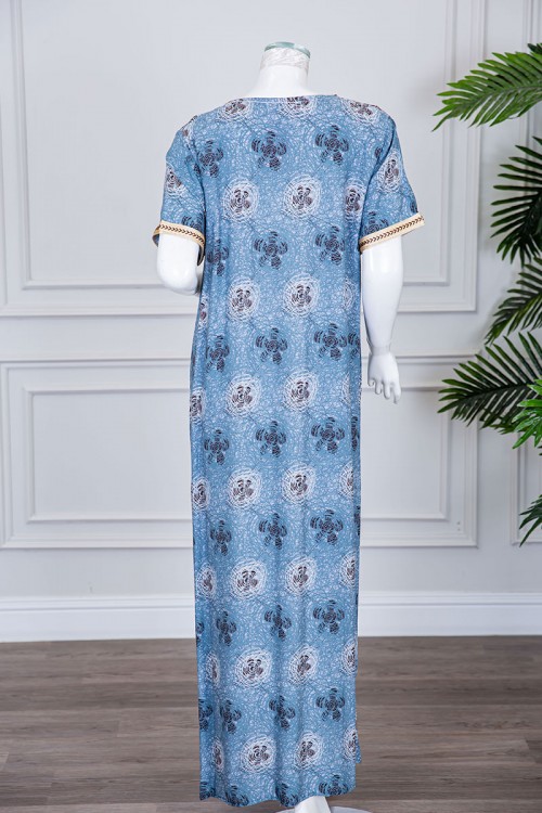 قميص نسائي طويل لون سماوي مزين برسومات و بكلفة مطرزة في الياقة و الأكمام