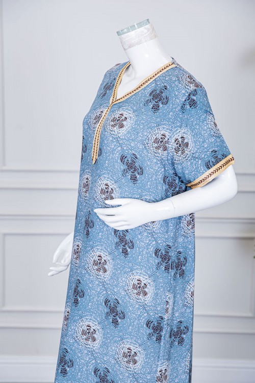 قميص نسائي طويل لون سماوي مزين برسومات و بكلفة مطرزة في الياقة و الأكمام