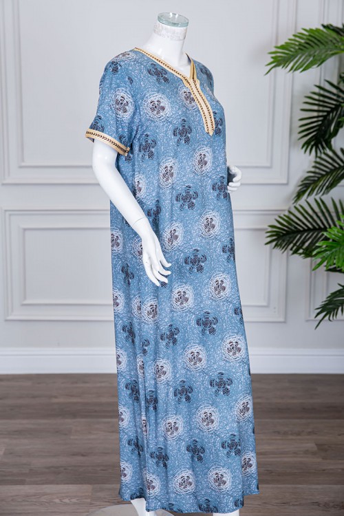 قميص نسائي طويل لون سماوي مزين برسومات و بكلفة مطرزة في الياقة و الأكمام