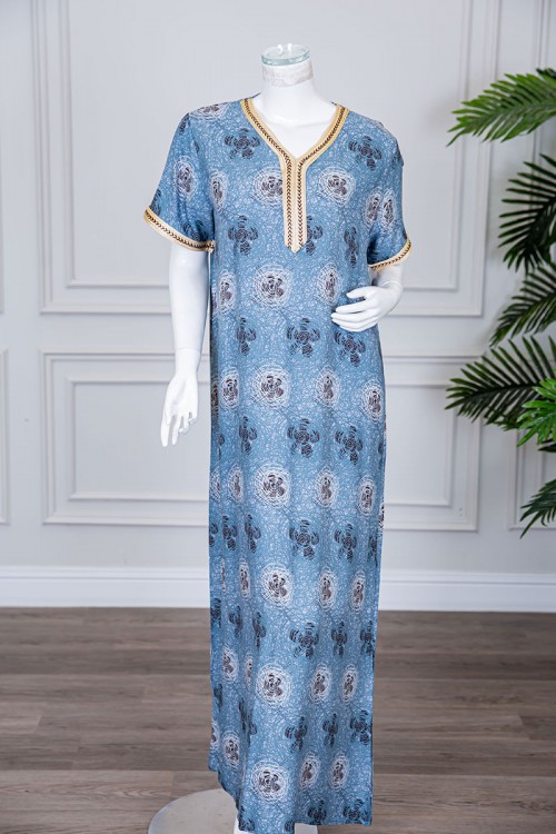 قميص نسائي طويل لون سماوي مزين برسومات و بكلفة مطرزة في الياقة و الأكمام