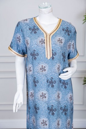 قميص نسائي طويل لون سماوي مزين برسومات و بكلفة مطرزة في الياقة و الأكمام