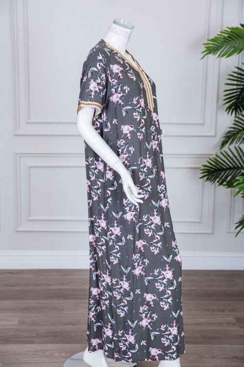 قميص نسائي طويل لون رمادي مزين برسومات و بكلفة مطرزة في الياقة و الأكمام