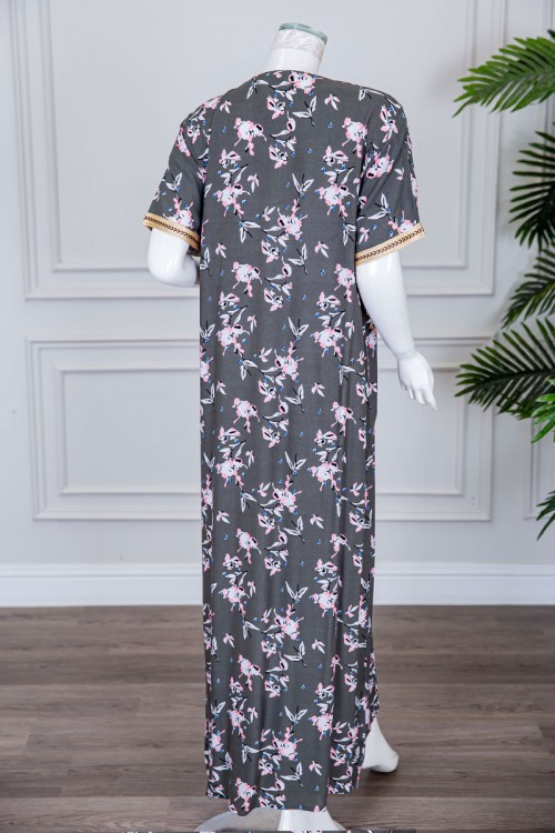 قميص نسائي طويل لون رمادي مزين برسومات و بكلفة مطرزة في الياقة و الأكمام