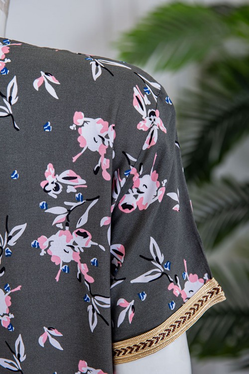 قميص نسائي طويل لون رمادي مزين برسومات و بكلفة مطرزة في الياقة و الأكمام