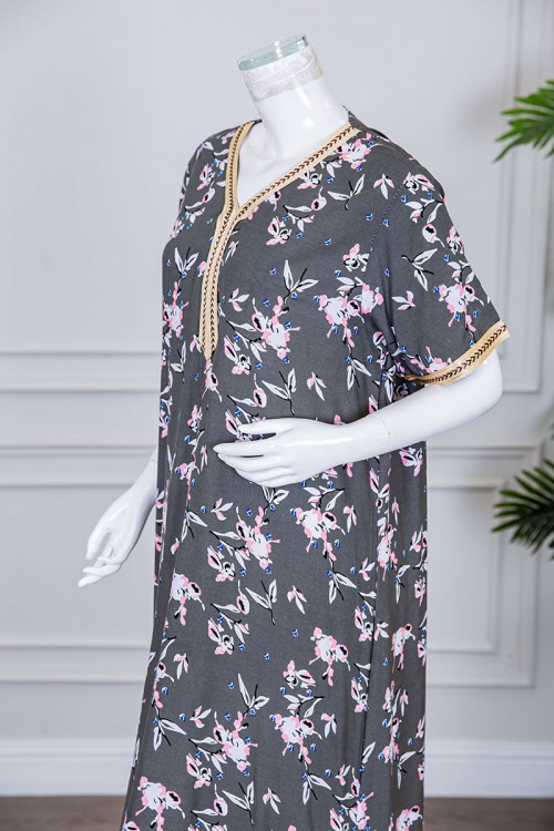 قميص نسائي طويل لون رمادي مزين برسومات و بكلفة مطرزة في الياقة و الأكمام