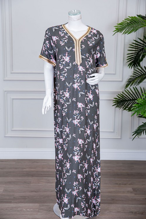 قميص نسائي طويل لون رمادي مزين برسومات و بكلفة مطرزة في الياقة و الأكمام