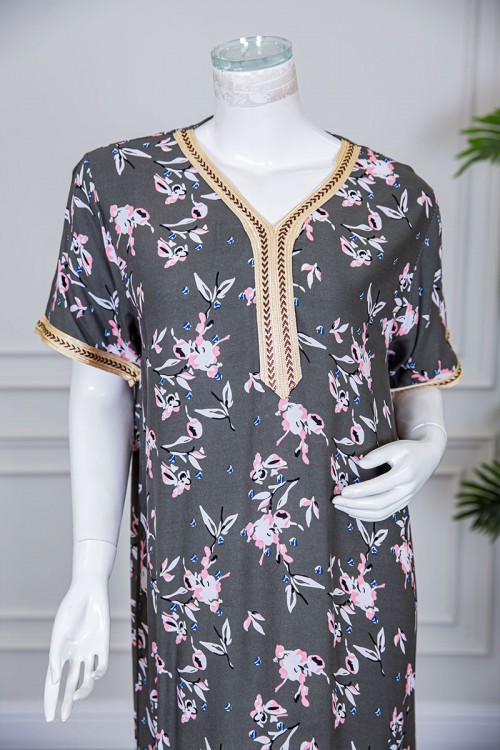 قميص نسائي طويل لون رمادي مزين برسومات و بكلفة مطرزة في الياقة و الأكمام